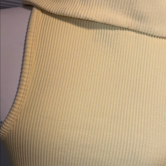 Cute yellow top - Picture 4 of 4